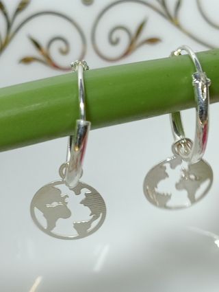 Pendientes aro mundo plata de ley.