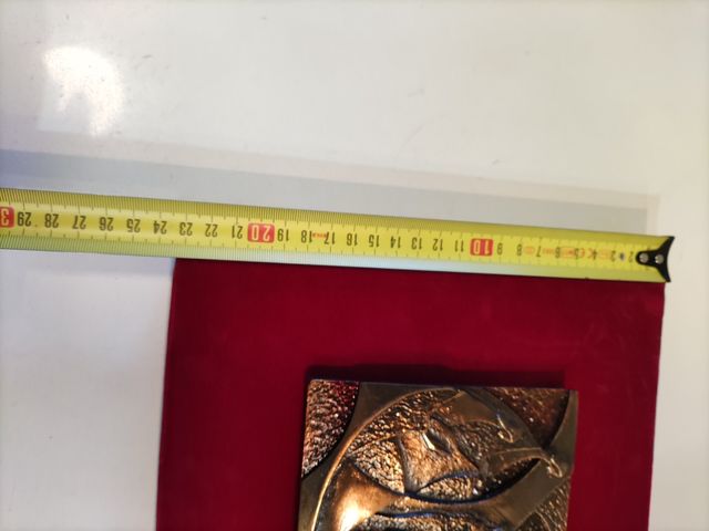 Escultura placa en bronce de J.Perello