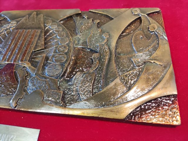 Escultura placa en bronce de J.Perello