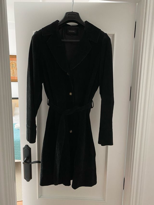 Abrigo GUESS original de ante negro