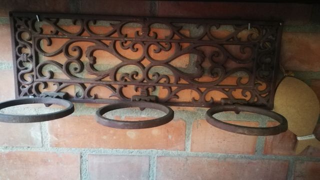 Porta macetas de hierro