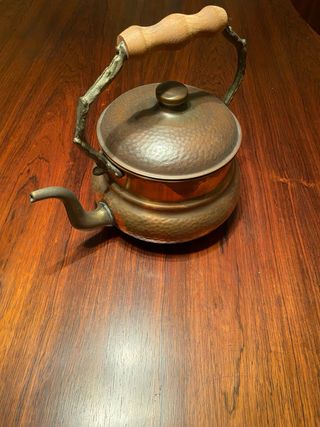 Caraffa in rame con manico in legno