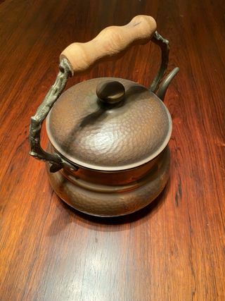 Caraffa in rame con manico in legno