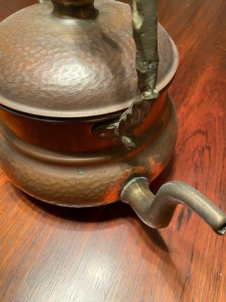 Caraffa in rame con manico in legno