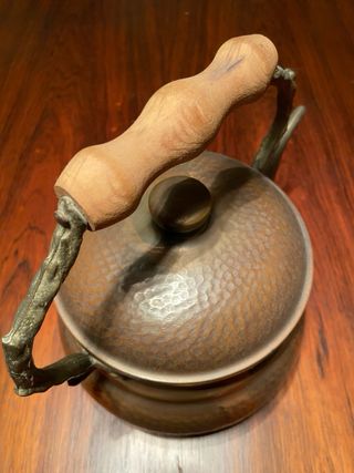 Caraffa in rame con manico in legno