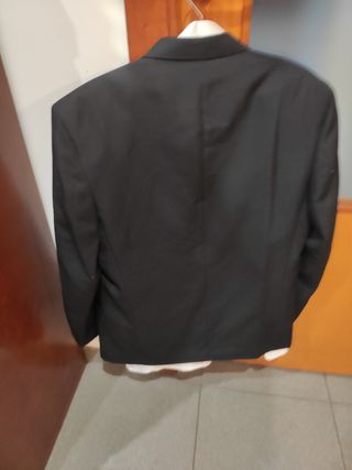 Traje de novio con fajín.