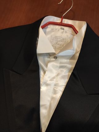 Traje de novio con fajín.