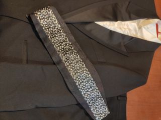 Traje de novio con fajín.