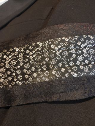 Traje de novio con fajín.