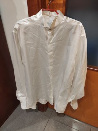 Traje de novio con fajín.