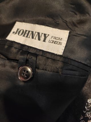 Traje de novio con fajín.