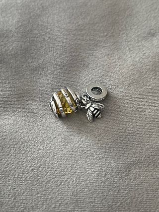 Charm abeja y panal. Plata. NUEVO