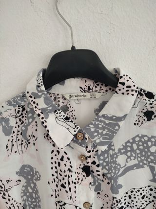 Camisa blanca de perros Stradivarius