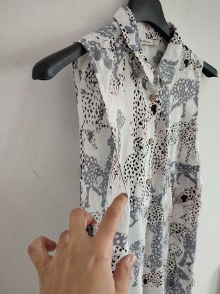 Camisa blanca de perros Stradivarius