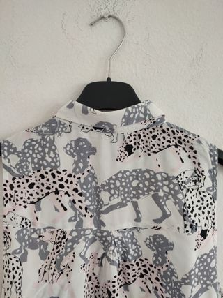 Camisa blanca de perros Stradivarius