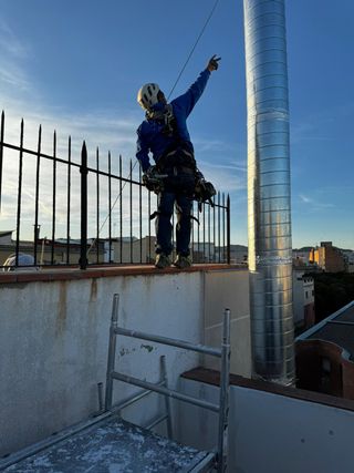 Instalación de salidas de humo sin andamios