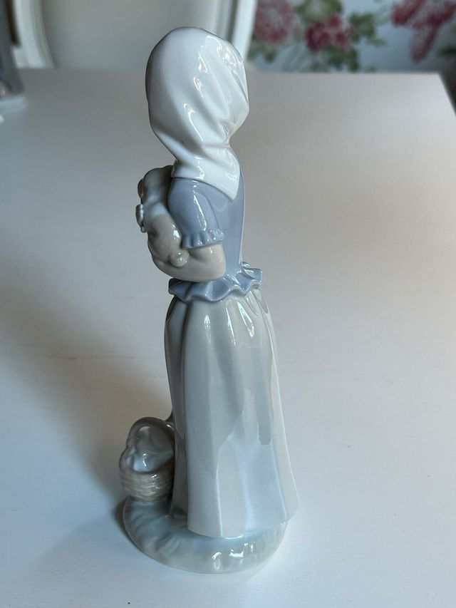 Figura de joven con perrito de Nao