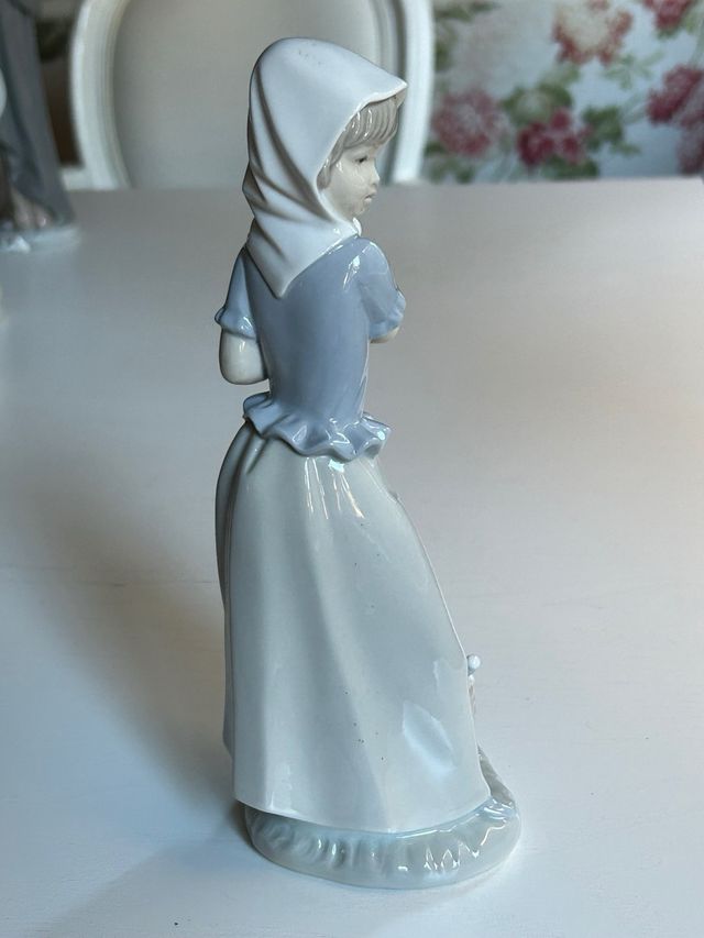 Figura de joven con perrito de Nao