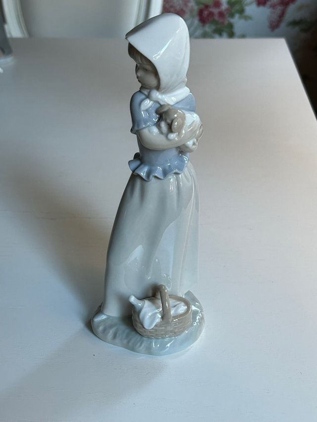 Figura de joven con perrito de Nao