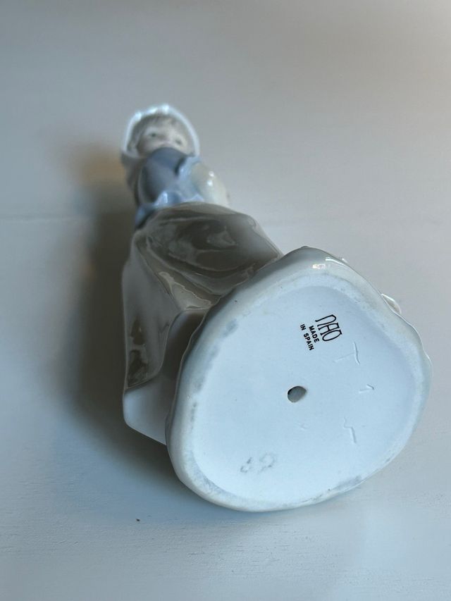 Figura de joven con perrito de Nao