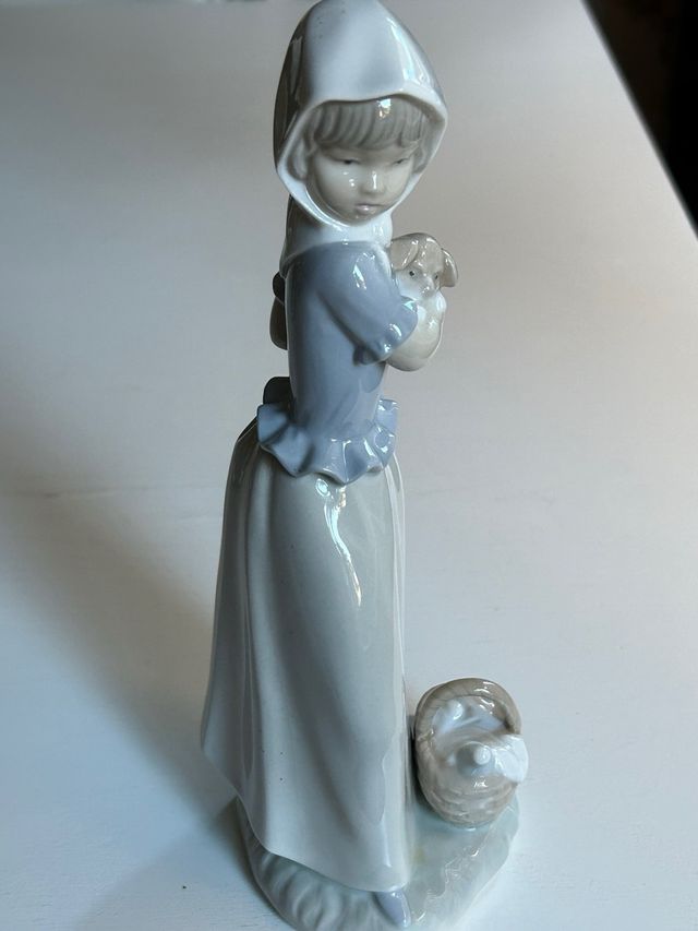 Figura de joven con perrito de Nao