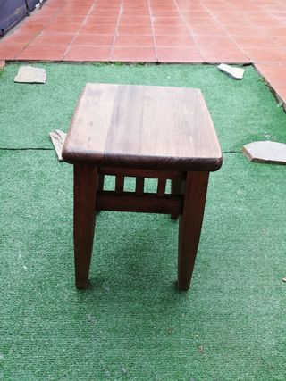 Taburete rustico de madera