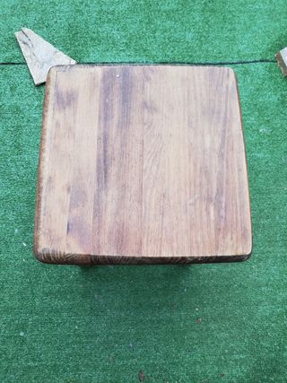 Taburete rustico de madera