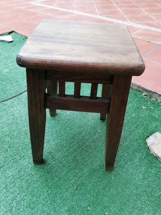 Taburete rustico de madera