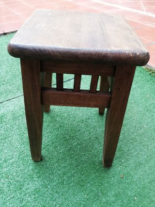 Taburete rustico de madera