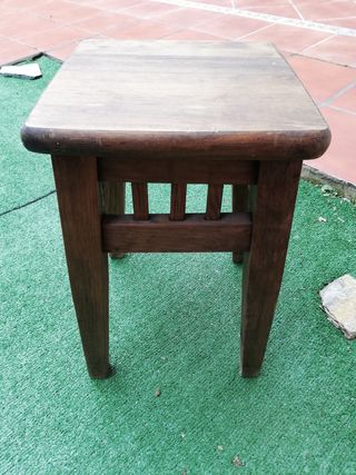 Taburete rustico de madera