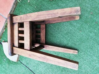 Taburete rustico de madera