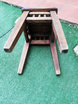 Taburete rustico de madera