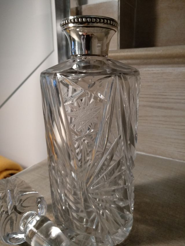 Licorera de cristal tallado y plata