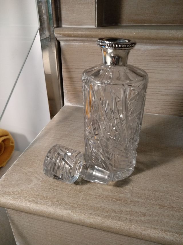 Licorera de cristal tallado y plata