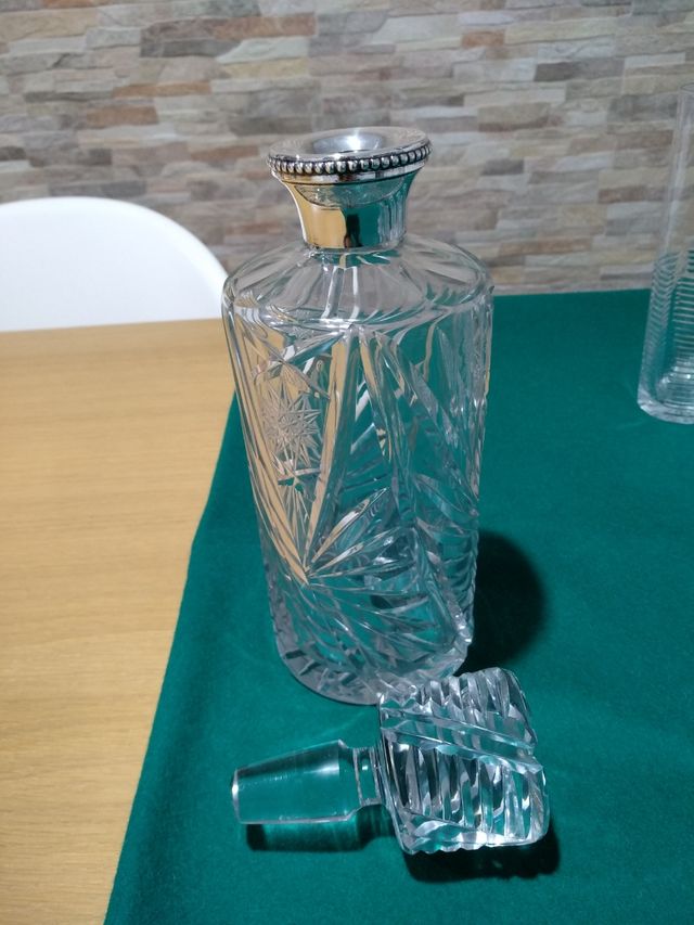 Licorera de cristal tallado y plata