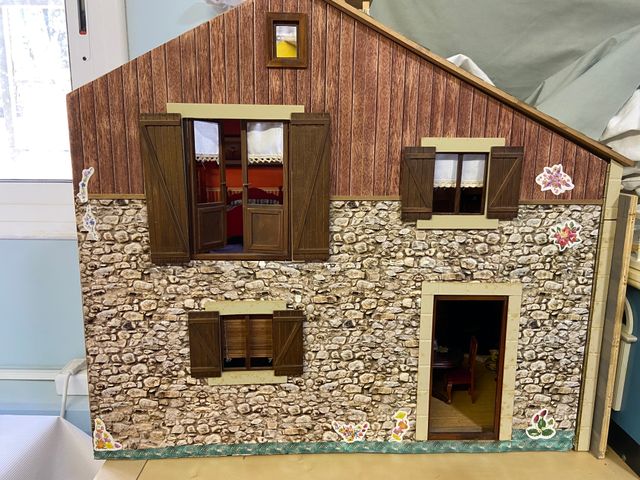 CASA DE MUÑECAS RÚSTICA, AMUEBLADA