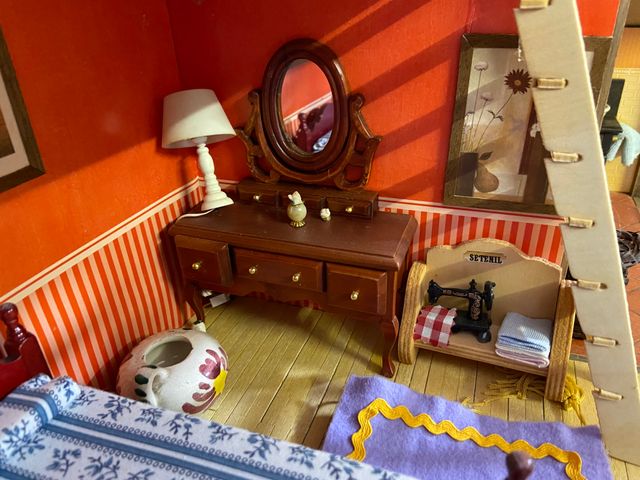 CASA DE MUÑECAS RÚSTICA, AMUEBLADA