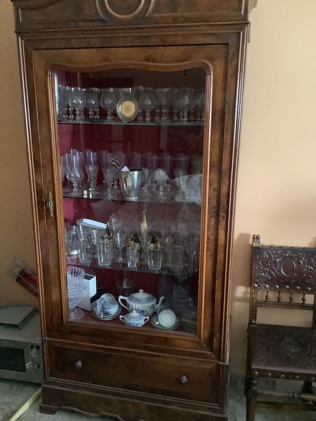 Armadietto in legno e vetro.