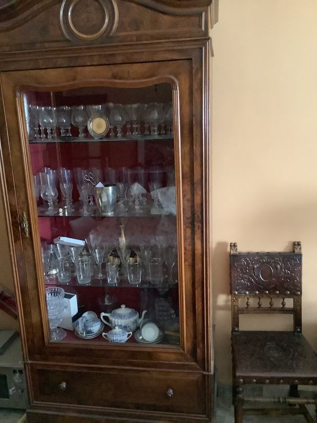 Armadietto in legno e vetro.