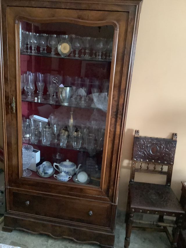 Armadietto in legno e vetro.