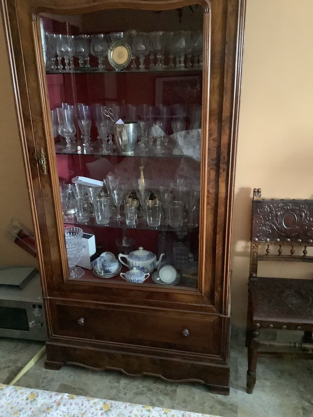 Armadietto in legno e vetro.