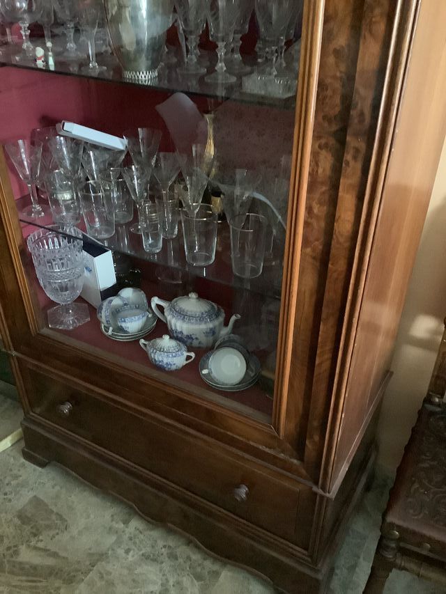 Armadietto in legno e vetro.