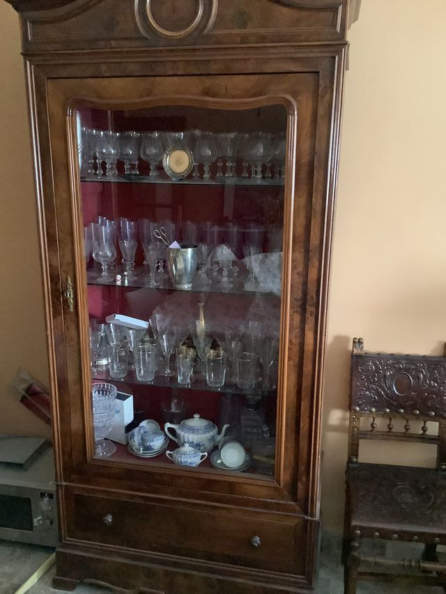 Armadietto in legno e vetro.