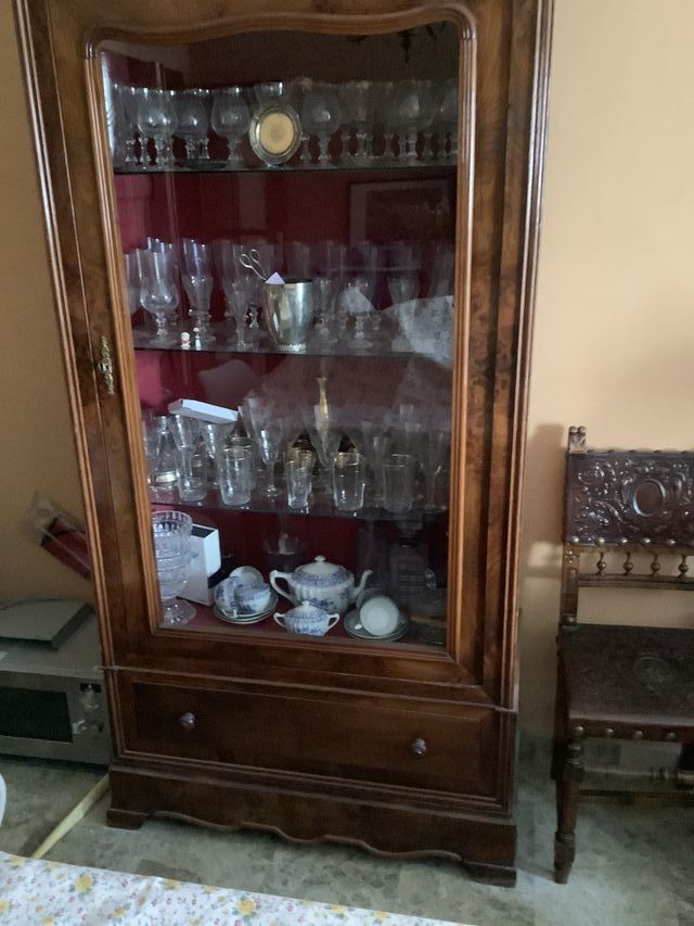 Armadietto in legno e vetro.