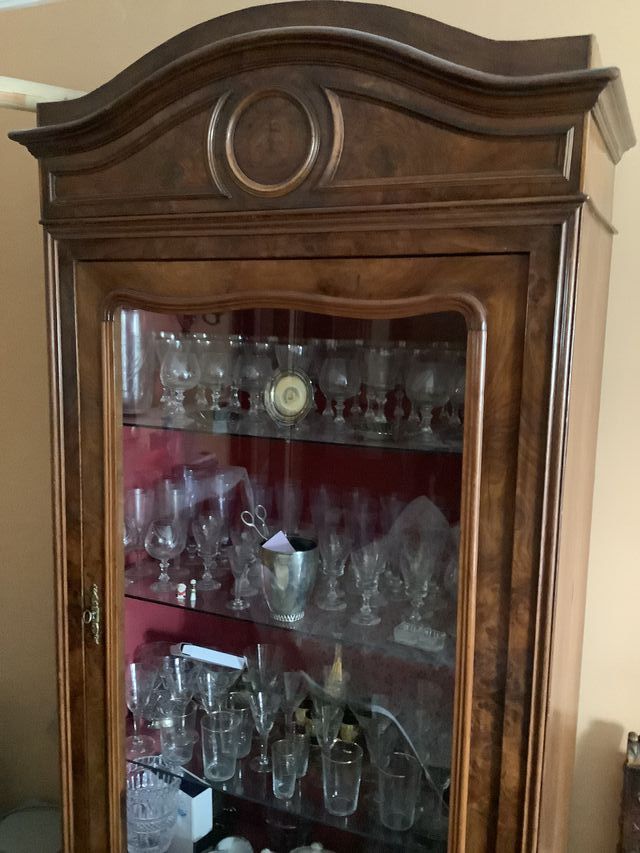 Armadietto in legno e vetro.