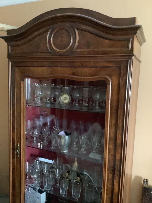 Armadietto in legno e vetro.