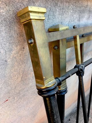 Antigua cama de hierro