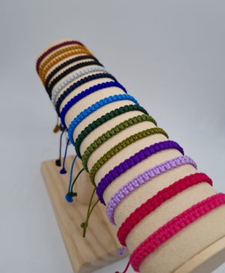 Pulseras tejidas con inicial en plata/baño de oro