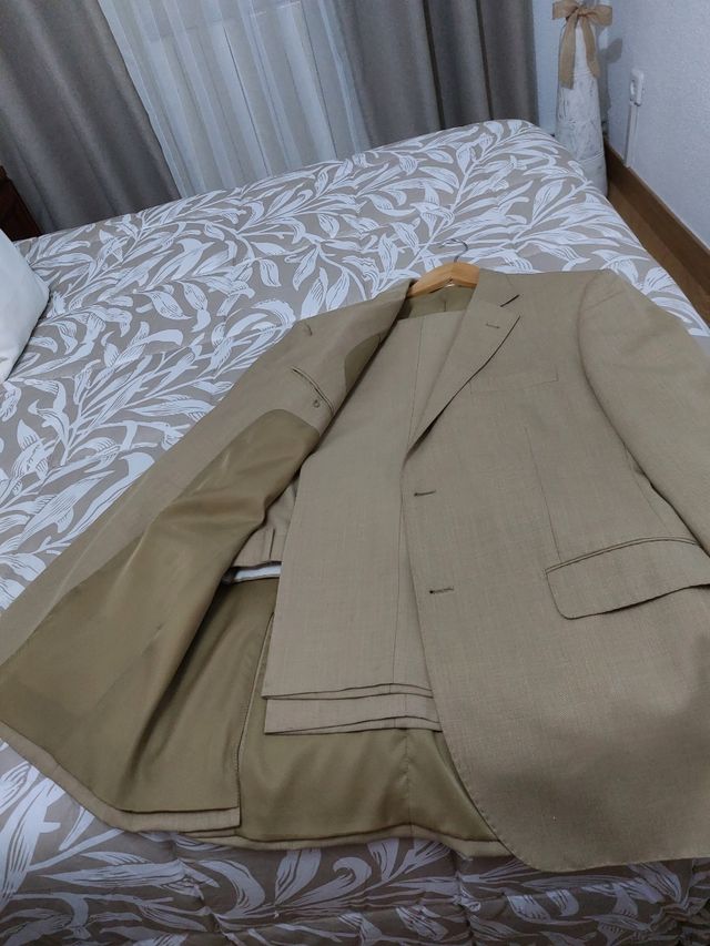 Traje bajado a 35€ de 45€ bajo más 25€....