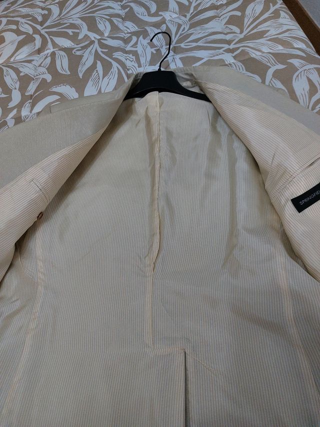 Americana. Bajo más de precio